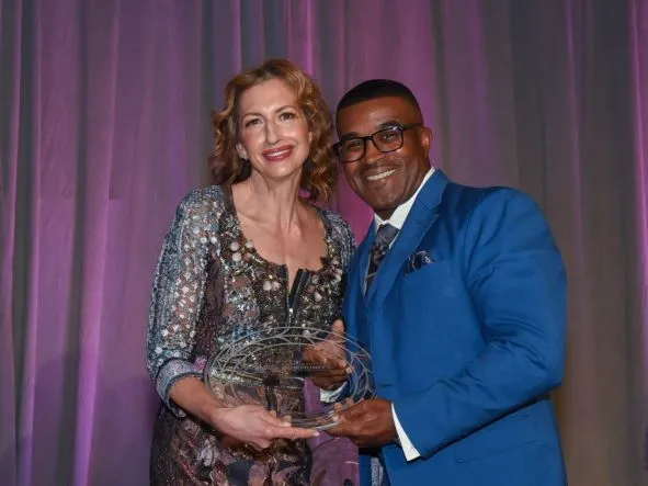Award-winning actress and CSC Champion Alysia Reiner presents the Founders Award for Innovation to Janssen U.S. Oncology, accepted by Tyrone Brewer, president