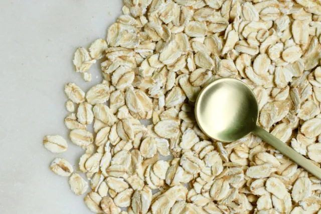 Rolled oats and a measuring spoon