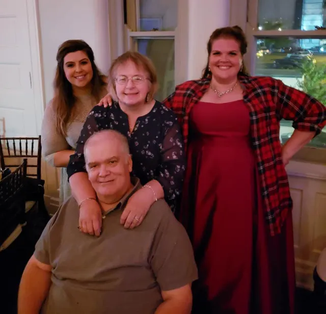 Sonnia (right) pictured with her mom, dad, and sister in 2019.